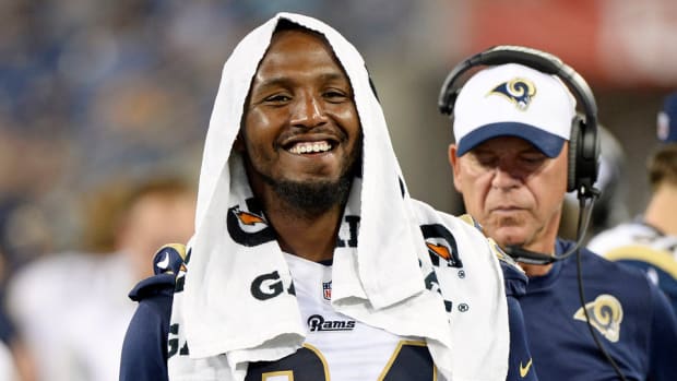 rams-donate-equipment-high-school-team.jpg